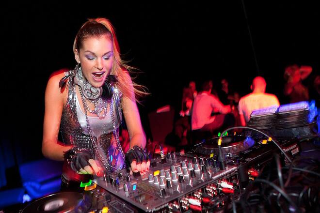 Tanja La Croix beim Auflegen in einem Club