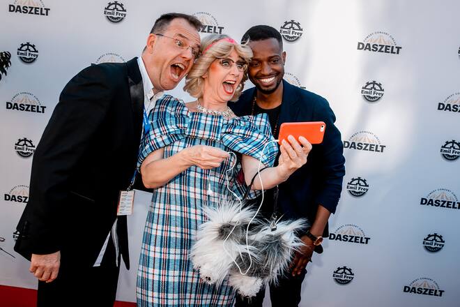 Peter Pfändler, Barbara Hutzenlaub und Charles Nguela Stars bei der Gala «Das Zelt» am 6. April 2018