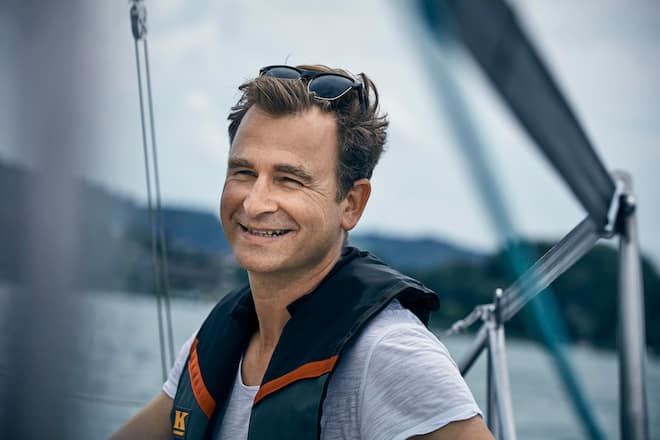 Musiker Gustav segelt auf der Yacht seines Freundes über den Murtensee, am 10.07.2017