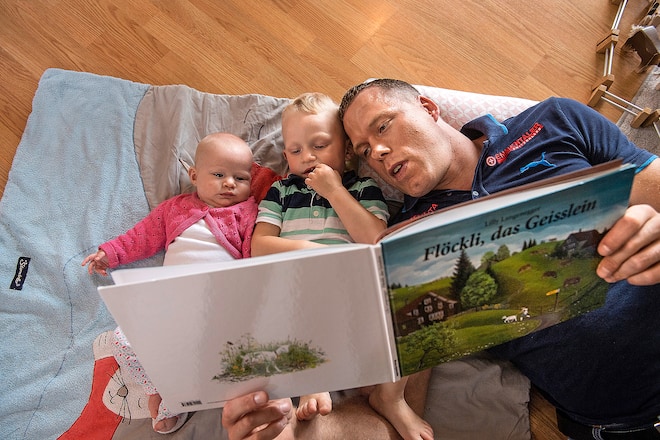 Matthias Sempach vor dem Unspunnen Schwinget mit den Kindern