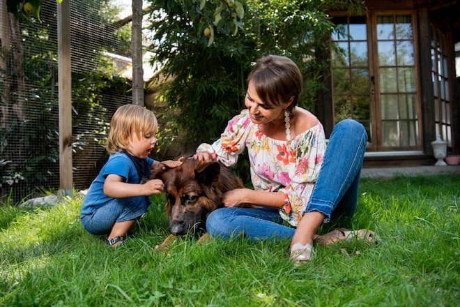 Pepe Lienhard mit seinem Enkel Ellis und Christine SI Shooting Ausgabe 41/2018