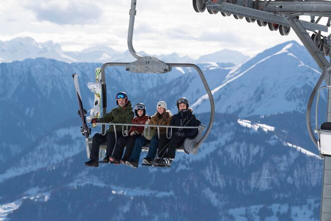 Regula Späni mit ihrem Mann Stefan Bürer und den zwei Kindern
