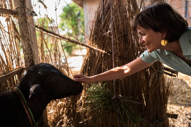 Regula Rytz in Nepal mit Wasserbüffel