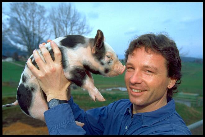 Retro-Bild: Ueli Schmezer mit Schweinchen - 40 Jahre Kassensturz