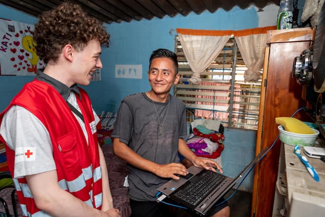 Sänger Nemo auf SRK Mission in El Salvador Shooting für SI online 2018