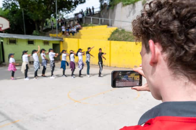 Sänger Nemo auf SRK Mission in El Salvador Shooting für SI online 2018