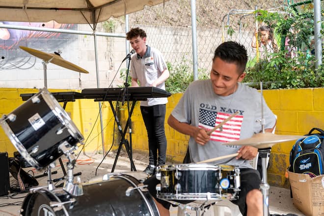 Sänger Nemo auf SRK Mission in El Salvador Shooting für SI online 2018