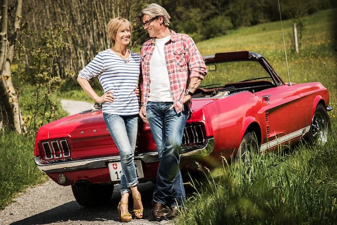 Sabina Schneebeli und Freund Paul Kurath mit Ford Mustang