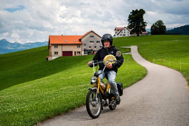 Unterwegs auf seinem Töffli transportiert Dani Ziegler auch mal einen Käselaib.