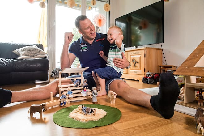 Matthias Sempach vor dem Unspunnen Schwinget mit den Kindern