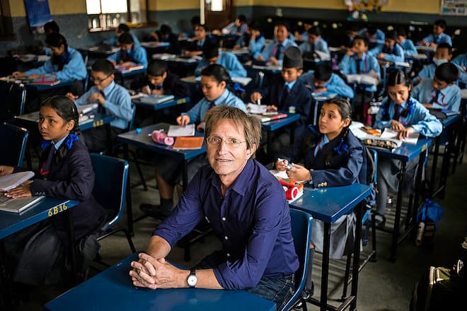 Michael Jordi Partner von Regula Rytz in alter Schule in Nepal.