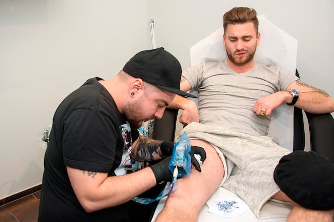 Baschi lässt sich ein Anker-Tattoo stechen