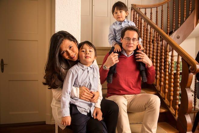 Roger Köppel zeigt Familie in seinem Haus in Küsnacht