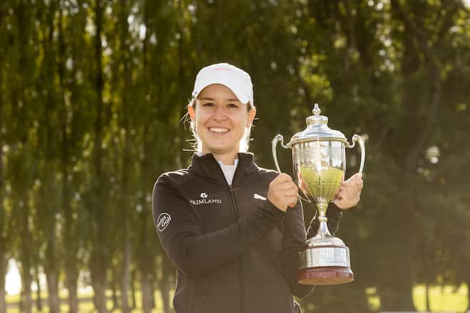 28/09/2024. Ladies European Tour. Lacoste Ladies Open de France, Golf Barriere, Deauville, France. 26-28 September. Chiara Tamburlini of Switzerland with her trophy. Credit: Tristan Jones / LET 28/09/2024. Ladies European Tour. Lacoste Ladies Open de France, Golf Barriere, Deauville, France. 26-28 September. Chiara Tamburlini of Switzerland with her trophy. Credit: Tristan Jones / LET