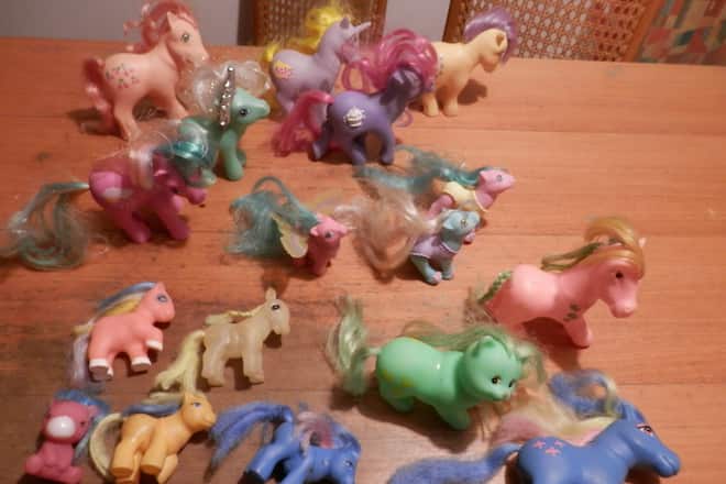 Spielzeug 80er 90er Kindheitserinnerungen Furby, Barbie, Slimey