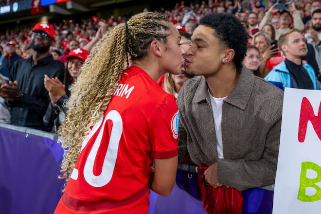 Foto: Toto Marti, 6.7.2025, Bern: Frauen Euro 2. Gruppenspiel Schweiz - Island 2:0. Alayah Pilgrim (SUI) mit ihrem Freund Elijah Okafor