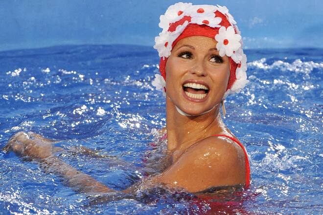 Swiss TV host Michelle Hunziker swims in apool after she lost her bet during the German television show "Wetten Dass...?" in the Spanish Island's capital Palma de Mallorca on June 13, 2009. AFP PHOTO DDP / JOERG KOCH GERMANY OUT (Photo by JOERG KOCH / DDP / ddp images via AFP)