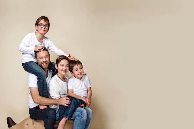 Nik Hartmann mit Söhnen Constantin Frederik Melchior