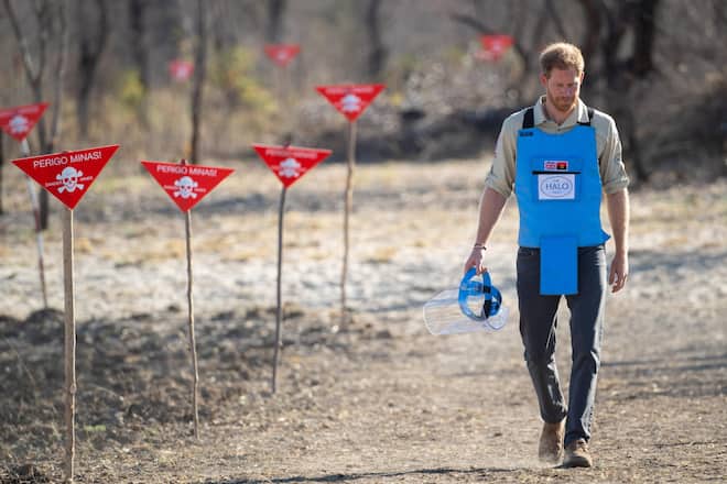 File photo dated 27/09/19 of the Duke of Sussex during a visit to the minefield in Dirico, Angola, as the PA news agency looks back on the royal couple's year. (FOTO: DUKAS/PA PHOTOS)