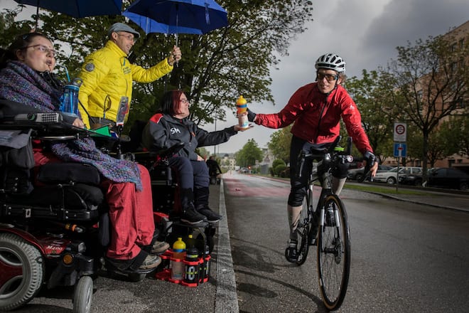 Isa Pulver nimmt am härtesten Velorennen "Race Across Ameria" teil. Ihre grössten Fans sind körperbehindert. (c) Kurt Reichenbach