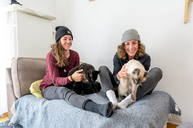 Camille Balanche schreibt Geschichte, Sie holt die erste Schweizer Goldmedaille bei der Frauen Downhill Elite. Lebenspartnerin Emilie Siegenthaler ist ebenfalls Downhill-Bikerin Bild © Remo Naegeli