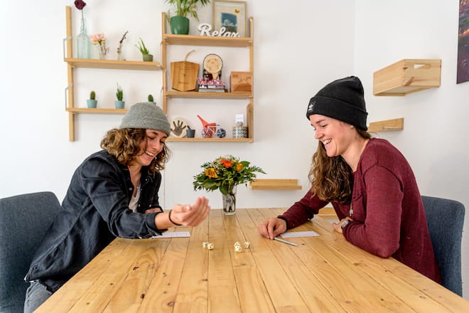 Camille Balanche schreibt Geschichte, Sie holt die erste Schweizer Goldmedaille bei der Frauen Downhill Elite. Lebenspartnerin Emilie Siegenthaler ist ebenfalls Downhill-Bikerin Bild © Remo Naegeli