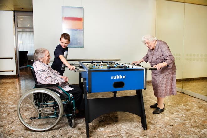 v.l.n.r. Emma Ochsner und Hedwig Schneider mit Urenkel Yannic, 9 Jahre