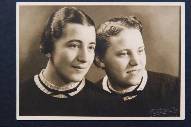 v.l.n.r. Emma Ochsner und Hedwig Schneider