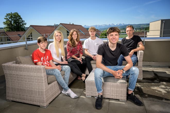 Marc Hirschi, U23-Weltmeister im Radfahren, steht vor seiner ersten Tour de Suisse. Im Bilder seine ganze Familie: Bruder Joel (13) Schwester Angela (239 Mutter Erika und Vater Heinz. Aufgenommen in Ittigen. Bild © Remo Naegeli