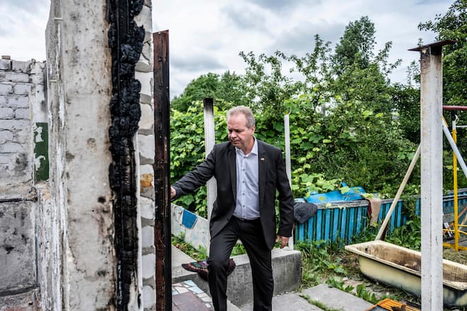 IVANKIV, UKRAINE, 19.07.2022 - Der Schweizer Botschafter in der Ukraine, Claude Wild, schliesst die Türe zum zerstörten Haus der Familie Kniazev. PHOTO BY PASCAL MORA