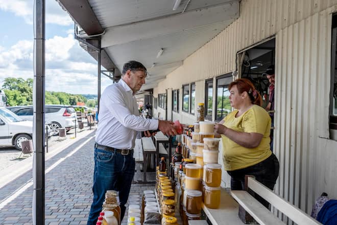 LETYCHIV, UKRAINE, 18.07.2022 - Unterwegs nach Winnyzja kauft Martin Huber bei einer Händlerin Blütenpollen und Honig. PHOTO BY PASCAL MORA