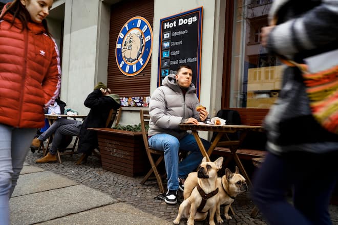 Fabio Landert Standup Comdian lebt mit seinen 2 Hunden im Berlin Friedrichshain Homstory Hotdog Restaurant Kraftraum Frankfurter Tor Comedy Clib wo er regelmaessig auftritt Berlin 2023 Fotos: Geri Born