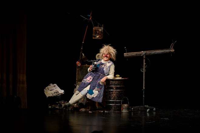 Gardi Hutter, Clownin, Beginn ihrer Tournee, Vorstellung im Theater Putbus auf Ruegen, Theaterstueck "alles Kaese", mit Organisatorin des Putkuss Festivals, Aufbau der Kulissen, Theater, Besuch der Insel Ruegen, das Haus das Kopf steht, Putbus, 2024, Fotos: Geri Born