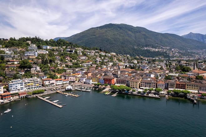 Das Dorf erstreckt sich vom Seeufer bis zum Aussichtspunkt Corona di Pinz, der auf 1293 m ü. M. liegt.