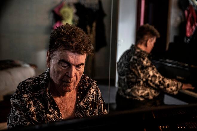 Maezen und Multimillionaer Peter Buser, fotografiert am Piano in seinem Haus in Triesen, Liechtenstein.