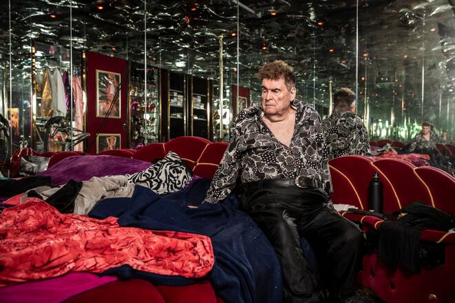 Maezen und Multimillionaer Peter Buser, fotografiert im Schlafzimmer seines Hauses in Triesen, Liechtenstein.