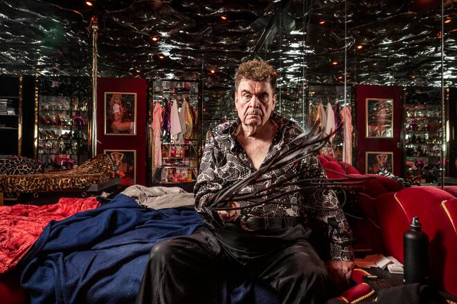 Maezen und Multimillionaer Peter Buser, fotografiert im Schlafzimmer seines Hauses in Triesen, Liechtenstein.