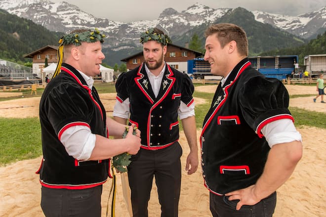 27.05.2018; Lenk; Schwingen - Oberlaendisches Schwingfest Lenk 2018; Schwingerkoenig, Matthias Glarner (Meiringen) formte den Siegeskranz von Curdin Orlik und Ruedi Roschi (Rolf Eicher/freshfocus) --------------------------------------------------------------------- ACHTUNG REDAKTIONEN: KEINE ABONNEMENTS, ES GELTEN DIE PREISEMPFEHLUNGEN DES SAB - MANDATORY CREDIT, EDITORIAL USE ONLY, NO SALES, NO ARCHIVES ---------------------------------------------------------------------