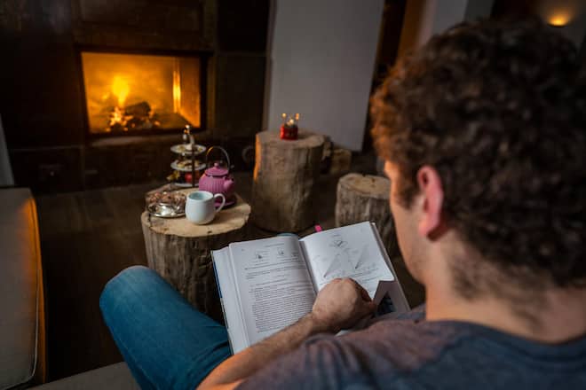 17.12.2019 der schwingende Engel, Armon Orlik, Entspannt im Hotel Adula Lesen am Cheminee Flims (GR)