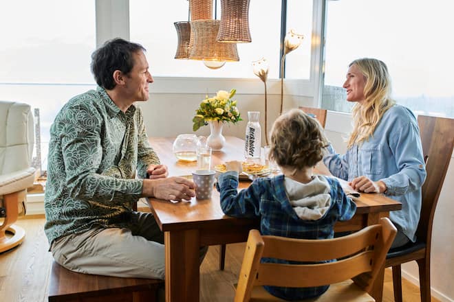 Tanja Frieden, in ihrem Haus in Gwatt am Thunersee, mit ihrem Partner Marc Ramseier und Sohn Luam