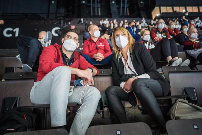 Beatrice Wertli, Direktorin Schweizerischen Turnverband, Mitarbeiter David Huser, Kunstturn EM in Basel April 2021, SI 17/2021