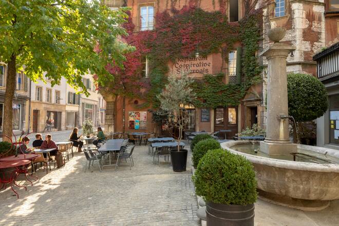 Terrasse Restaurant St. Gervais in der Bieler Altstadt, mit Brunnen, Pflanzen und Leuten