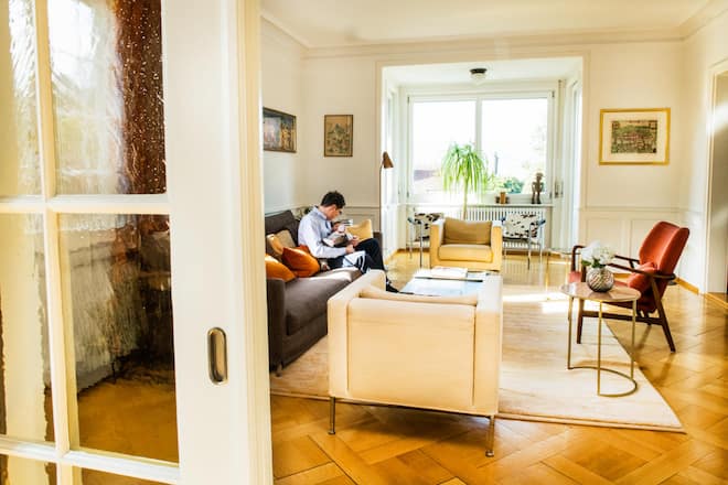 Roger Köppel, Schweizer Jouranlist, Nationalrat, Tochter Anna, Sohn Viktor, Baby Paul, Kuesnacht, SI 17/2021