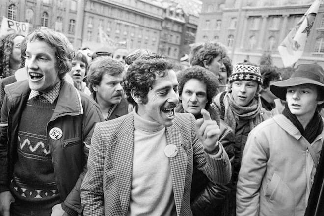 Im Rahmen einer froehlichen Demonstration am 29. Dezember 1979 in Bern wird der Radio 24-Chef Roger Schawinski, Mitte, eine Petition mit 212 000 Unterschriften zugunsten seines Senders im Bundeshaus abliefern. (KEYSTONE/Str)