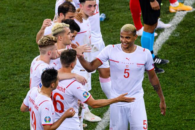 BUCHAREST, ROMANIA - JUNE 28: Manuel Akanji of Switzerland (R) celebrates with his teammates after attempting a free kick for score his goal during the UEFA Euro 2020 Championship Round of 16 match between France and Switzerland at National Arena on June 28, 2021 in Bucharest, Romania. (Photo by Marcio Machado/Getty Images)