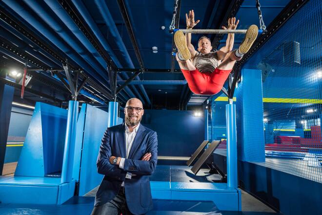 Fäbu (Fabien) Rohrer Training als Ninja Warrior mit Moderator Büxi (Marco Büchel) Sie Trainieren im Flip Lab
