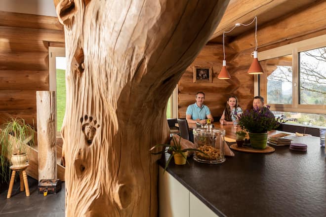 RUESCHEGG BE, 02.05.2019 - Familie Grass im Esszimmer/Kueche in ihrem neu errichteten Blockhaus in Rueschegg: Irene Grass, Heinz Grass sowie Blockhaus Bauer Beat Schwaller. PHOTO BY PASCAL MORA