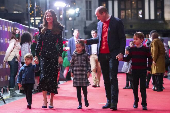 The Duke and Duchess of Cambridge and their children, Prince Louis, Princess Charlotte and Prince George attend a special pantomime performance at London's Palladium Theatre, hosted by The National Lottery, to thank key workers and their families for their efforts throughout the pandemic. (FOTO: DUKAS/PA PHOTOS)
