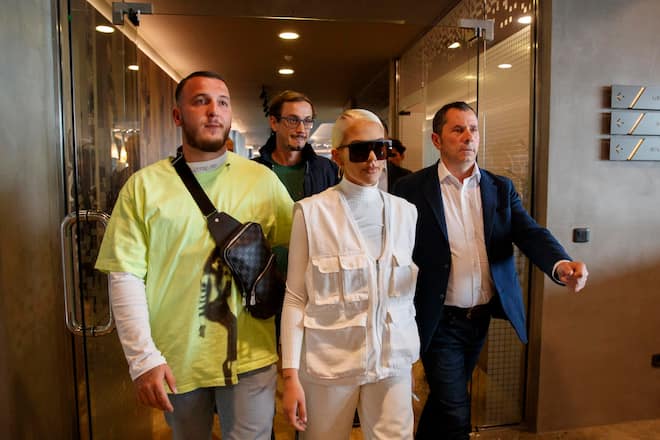 epa07560665 Albanian-Swiss rapper Loredana Zefi (C), her husband Gramoz Aliu (L) and lawyer Tome Gashi (R) arrive for a press conference in Pristina, Kosovo, 10 May 2019. Zefi is accused to have cheated a Swiss couple by 700,000 Swiss francs (615,000 Euro). EPA/VALDRIN XHEMAJ