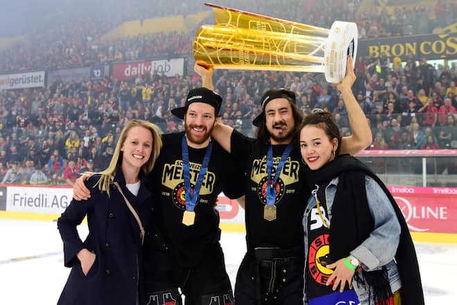 Matthias Bieber mit Ehefrau Bettina, re. Eric Ray Blum, SCB, mit Danica, Jubel mit Pokal, SC Bern - EV Zug, Playoff Final, National League, Eishockey